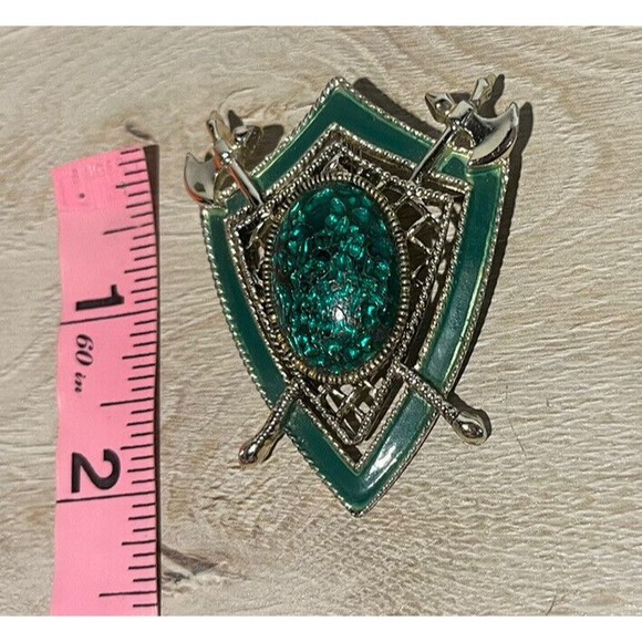 Heraldic Emerald Green Silver Hatchet Swords STAR Marked Shield Brooch Pin - Picture 3 of 4